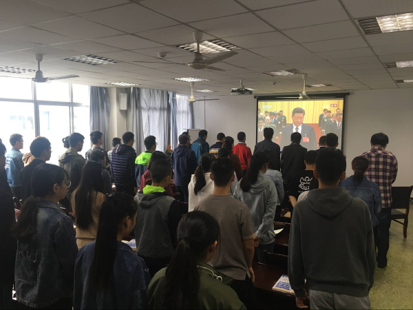 英国365上市公司师生集中观看第十九次全国代表大会开幕式2.png