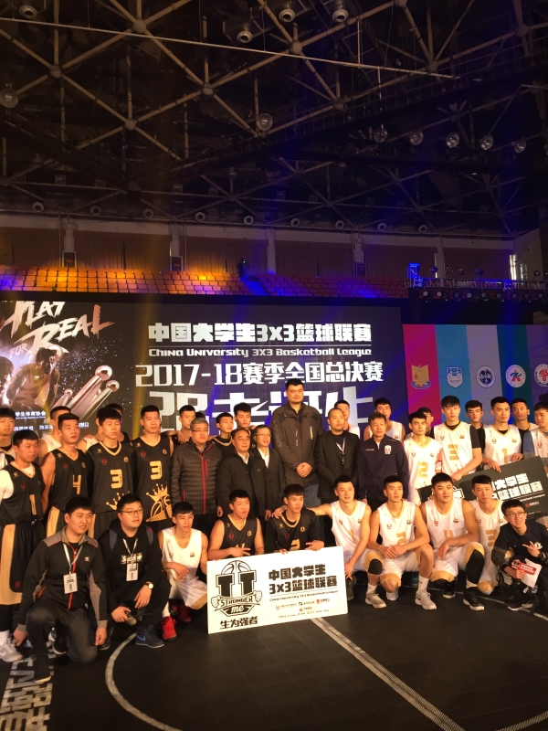 校篮球队和姚明合影.jpg